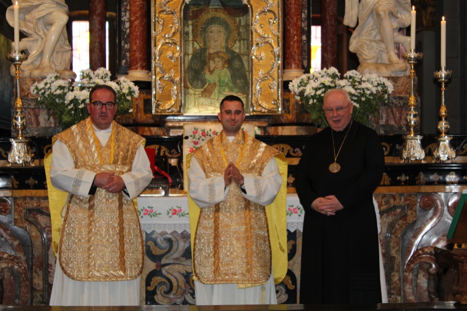 Un novello sacerdote celebra la messa all'altare della Madonna