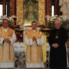 Un novello sacerdote celebra la messa all'altare della Madonna